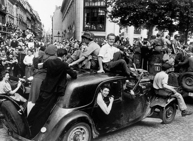 Robert Capa, La liberazione della Francia (26 agosto 1944), Parigi (© International Center of Photography/Magnum Photos).